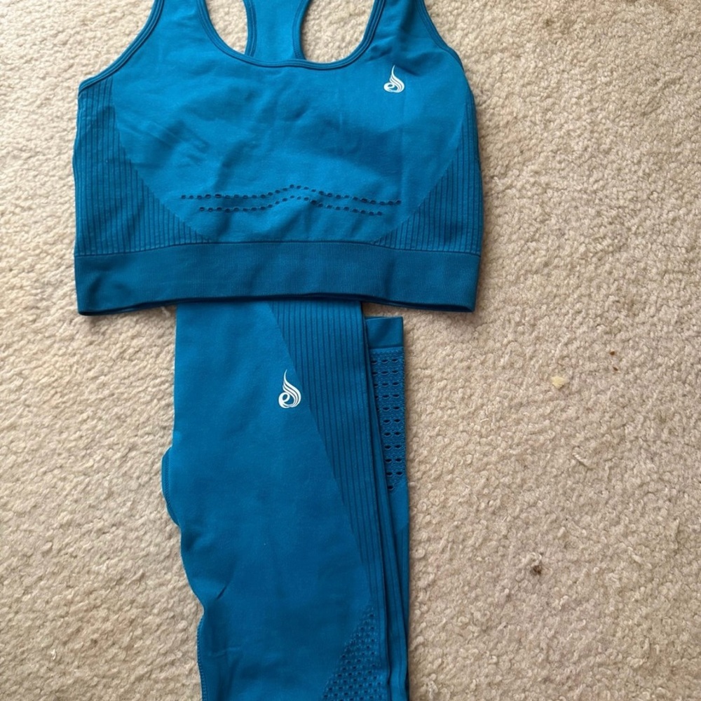 Blue Athletic Sports Bra and Leggings Set